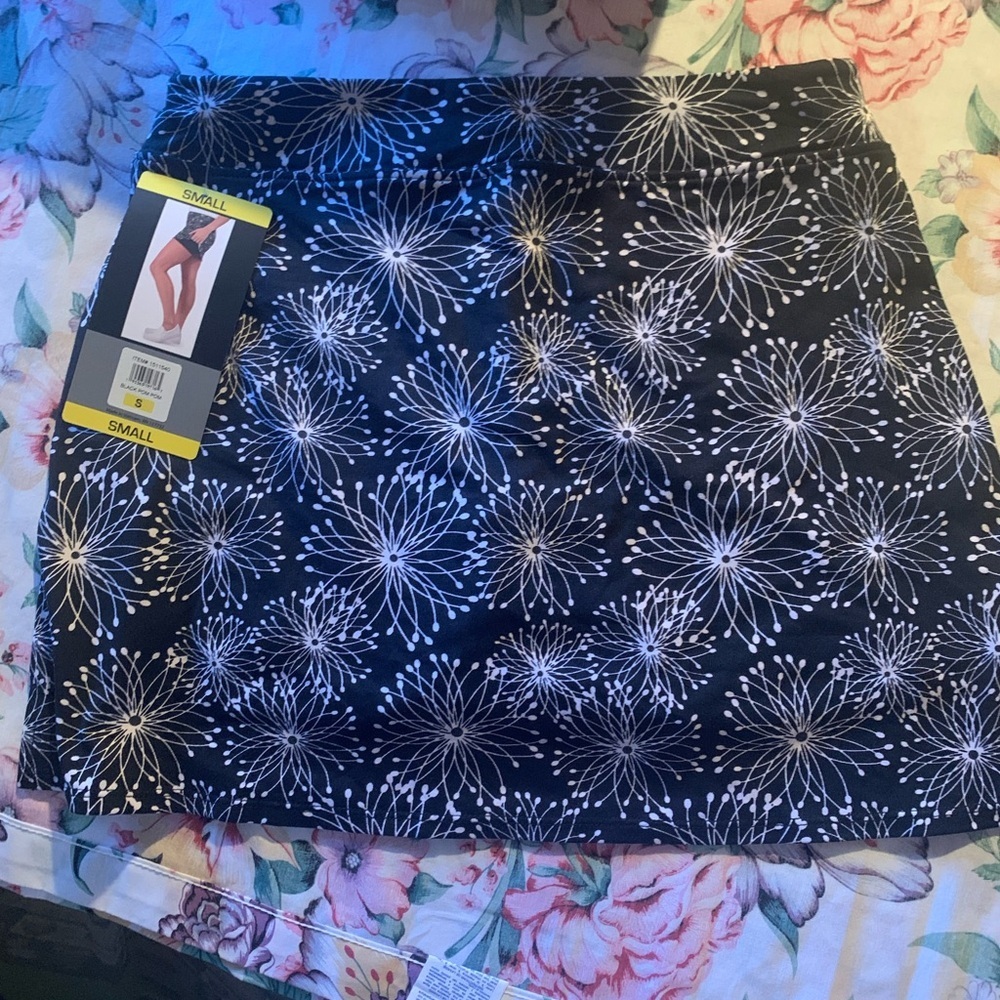 Women’s Black Floral Print Skort Size Small